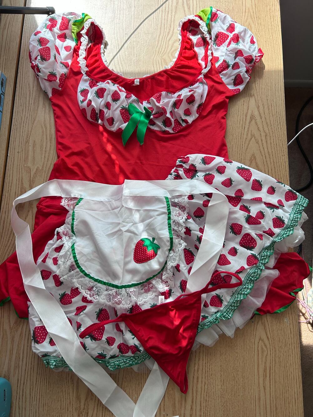 #18 New Women’s 4pc Strawberry🍓Shortcake🍰Halloween 🎃Costume outfit size Large